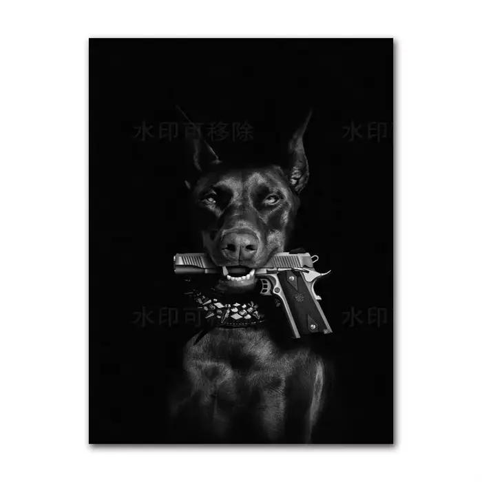 Tableau sur toile moderne : Doberman noir avec pistolet doré – Art mural animalier de luxe pour salo