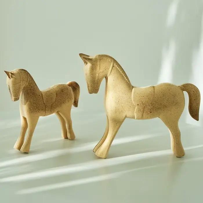 Statue de cheval en bois sculptée à la main