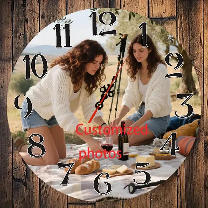 Une horloge murale sur image personnalisée sur le thème de la photo de camping en plein air - une horloge murale personnalisée en bois de 12 pouces pour la décoration de la maison