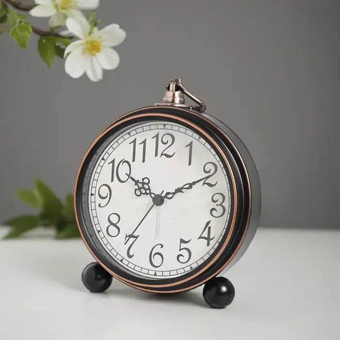 Horloge rétro à base métallique