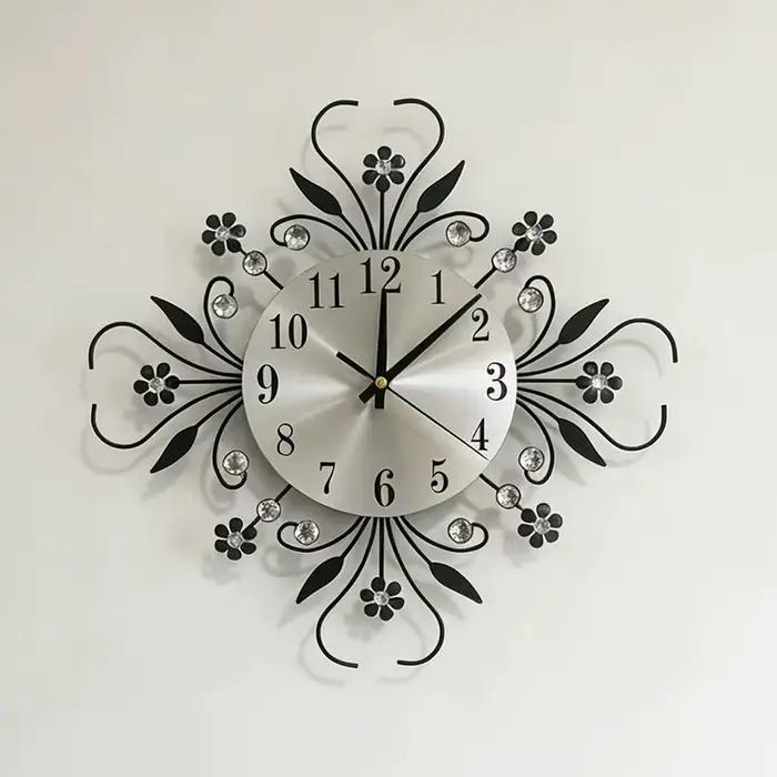 Horloge murale en fer forgé