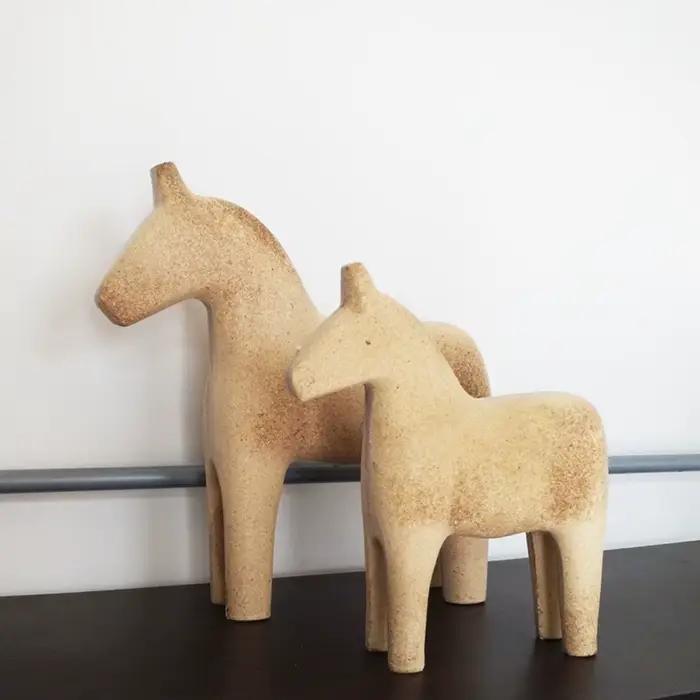 Statue de cheval en bois sculptée à la main