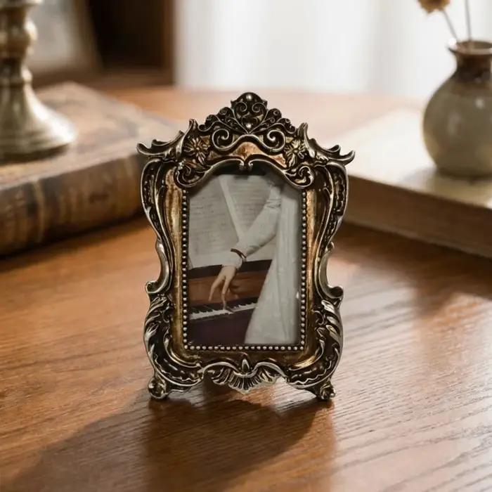 Cadre photo vintage en résine avec motif floral sculpté classique