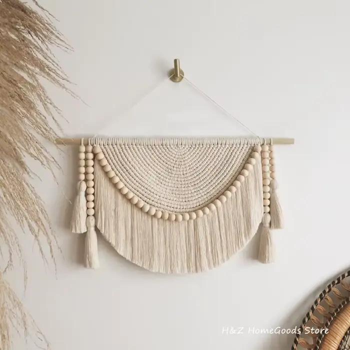 Tapisserie murale en macramé avec perles en bois et glands