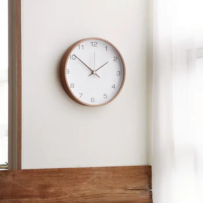 Horloge murale nordique en bois massif