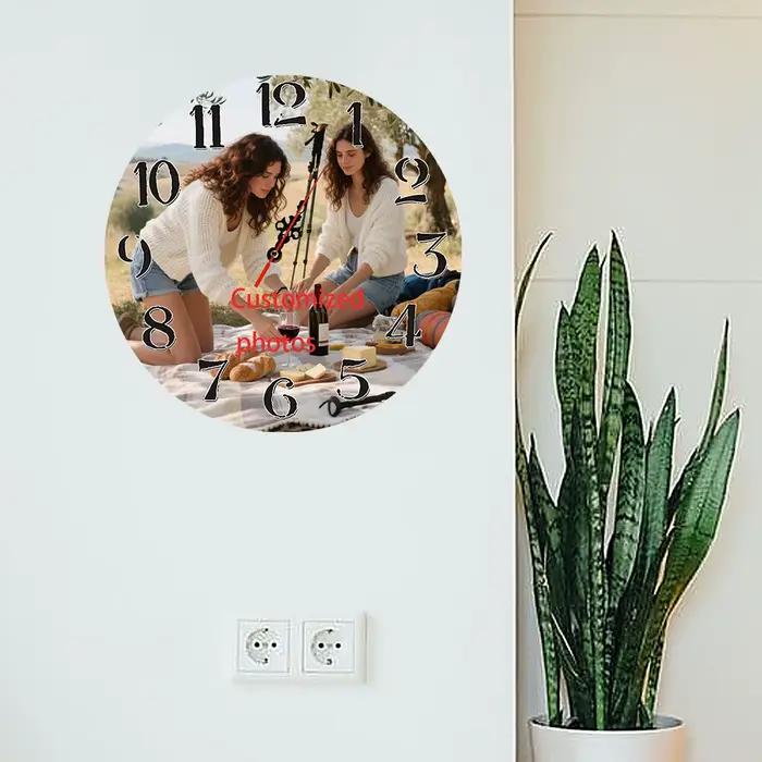 Une horloge murale sur image personnalisée sur le thème de la photo de camping en plein air - une horloge murale personnalisée en bois de 12 pouces pour la décoration de la maison
