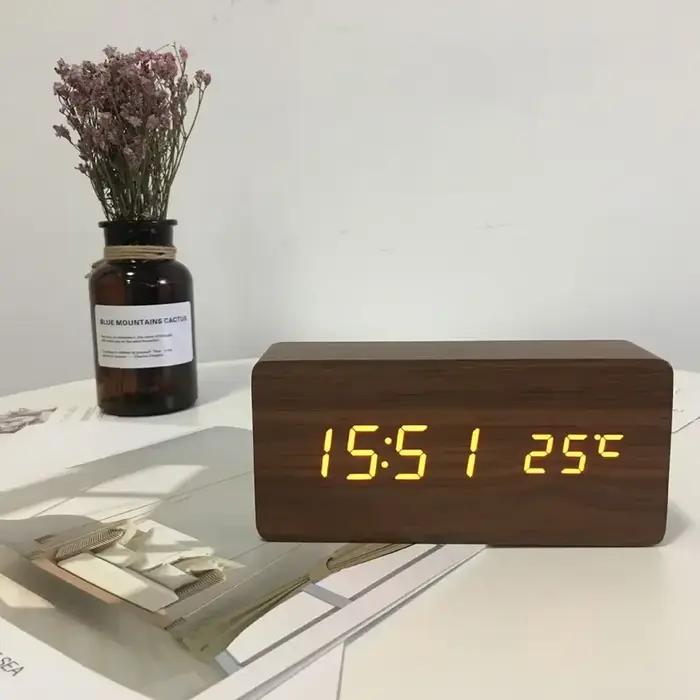 Horloge Murale Électronique en Bois