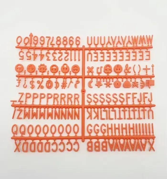 Lettres colorées de tableau de feutre