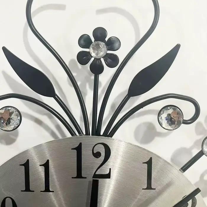 Horloge murale en fer forgé