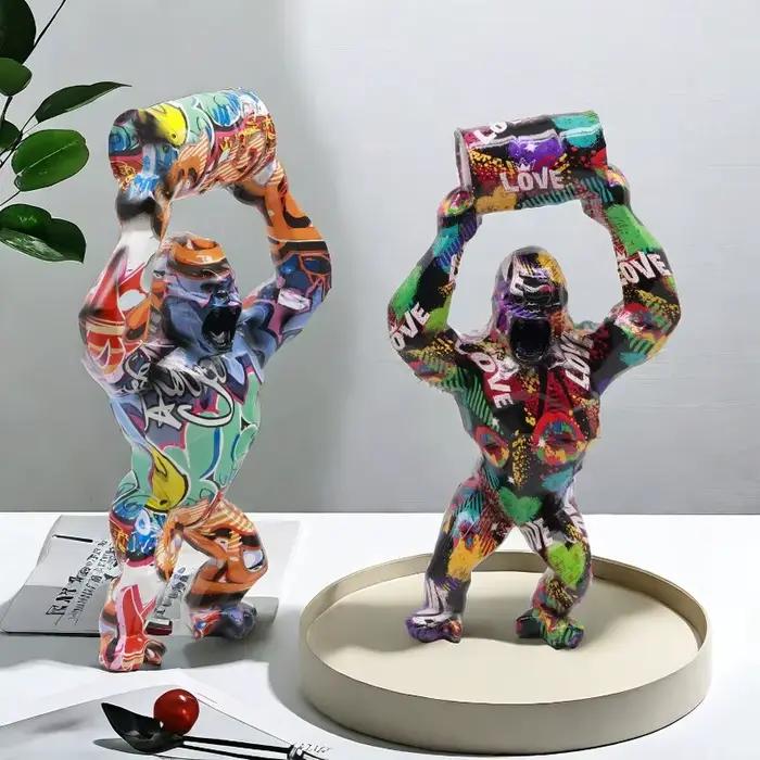 Sculpture en résine de gorille colorée