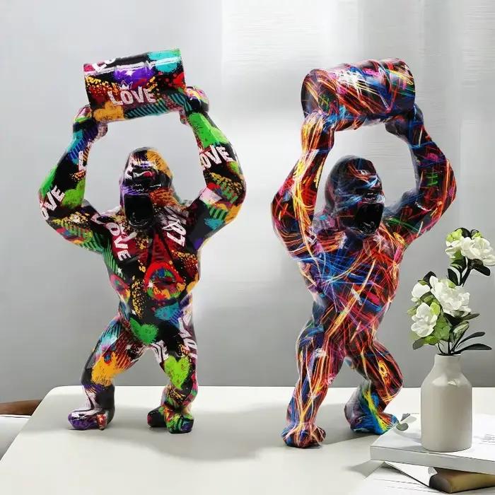 Sculpture en résine de gorille colorée