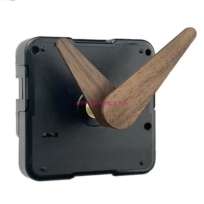 Réparation mécanismes mouvement l'horloge murale avec les mains du bois pour les décors maison faisant A2BB