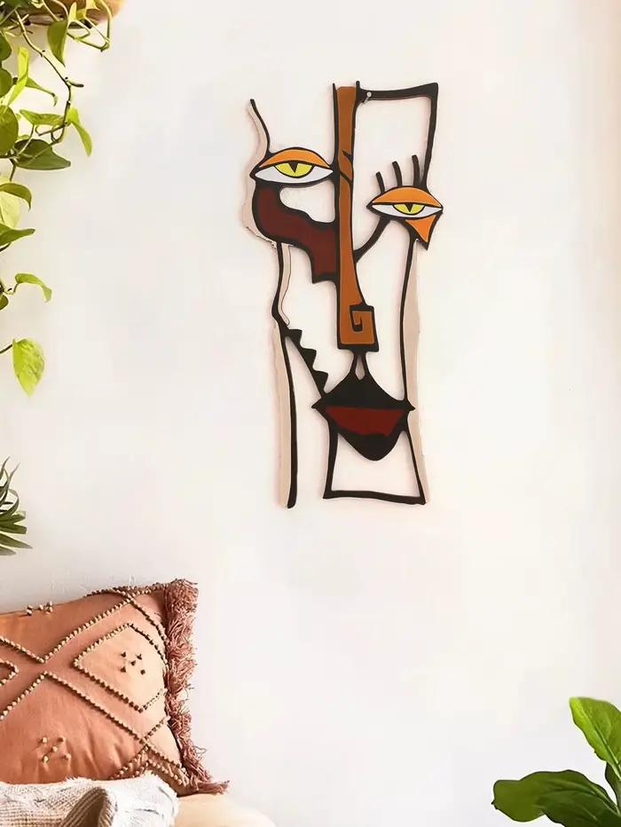 Décoration murale en bois avec visage abstrait