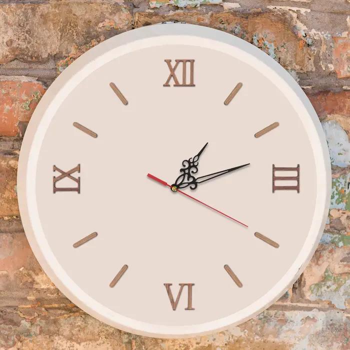 Horloge murale à chiffres romains