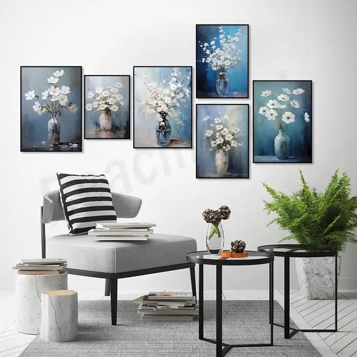 Art floral, bouquet de fleurs blanches dans un vase sur fond bleu élégant