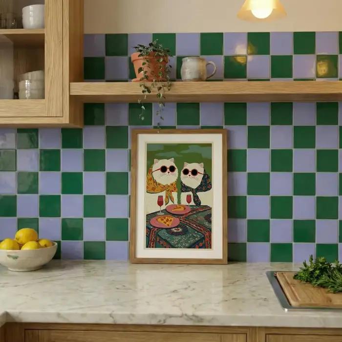 Art mural chic sur le thème de la pizza et du vin - Impression élégante célébrant l'amitié féline. Le fond vert audacieux et la nappe vibrante créent une ambiance festive
