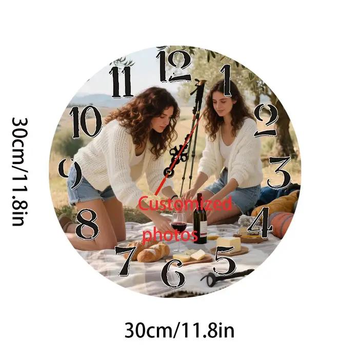 Une horloge murale sur image personnalisée sur le thème de la photo de camping en plein air - une horloge murale personnalisée en bois de 12 pouces pour la décoration de la maison