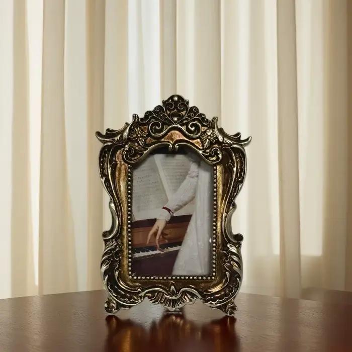 Cadre photo vintage en résine avec motif floral sculpté classique