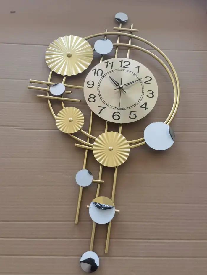 Grande horloge murale en fer forgé