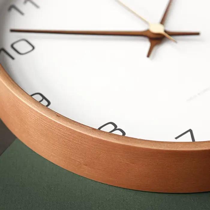Horloge murale nordique en bois massif