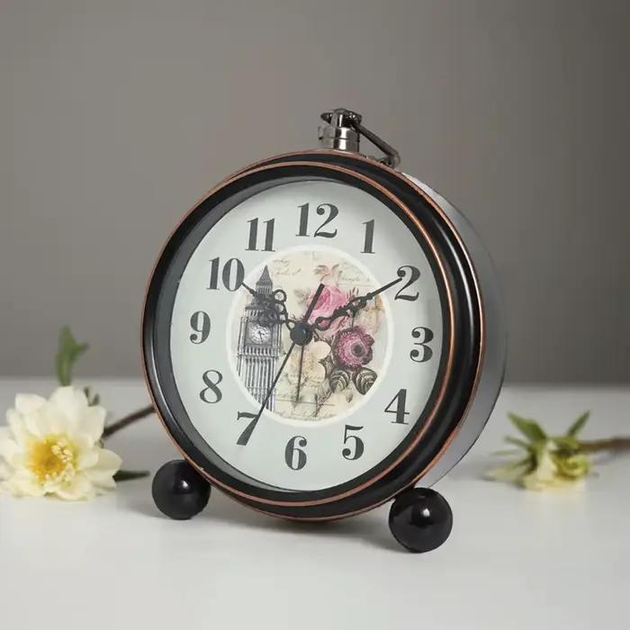 Horloge rétro à base métallique