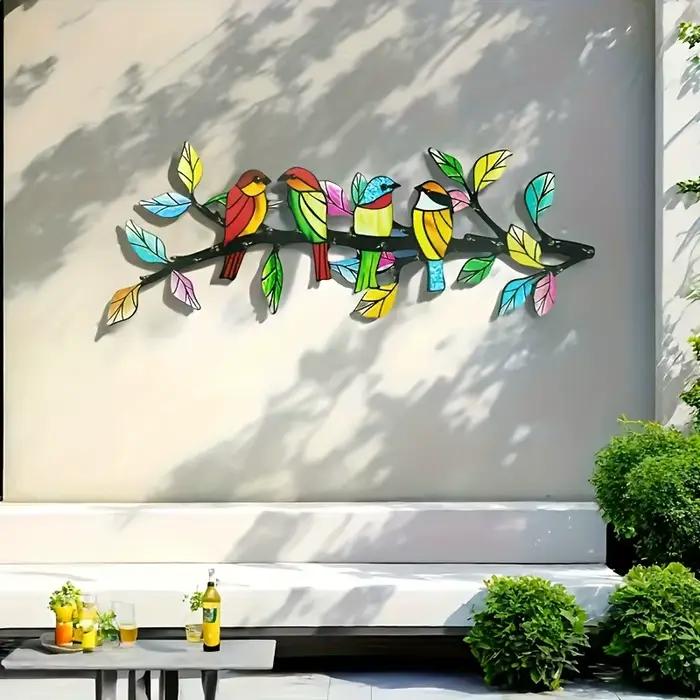 Une œuvre d'art murale unique en métal représentant un oiseau et des branches - Design vibrant et coloré