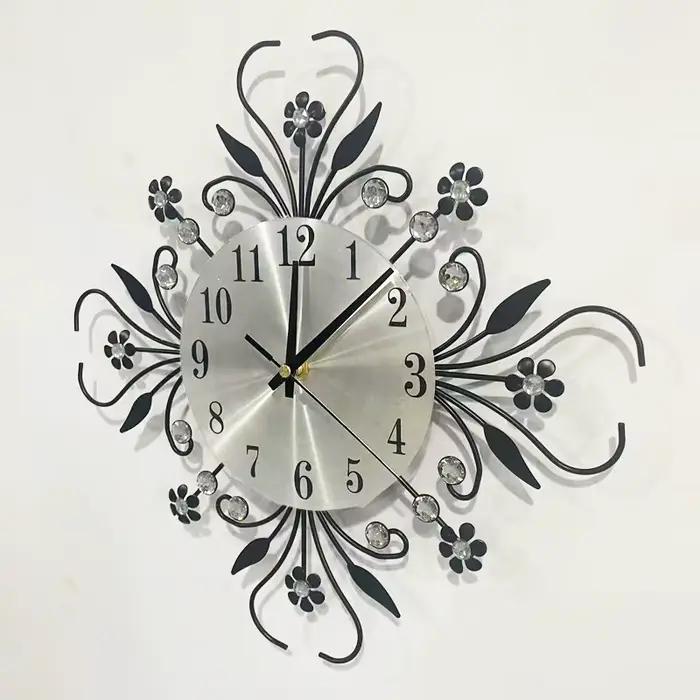 Horloge murale en fer forgé