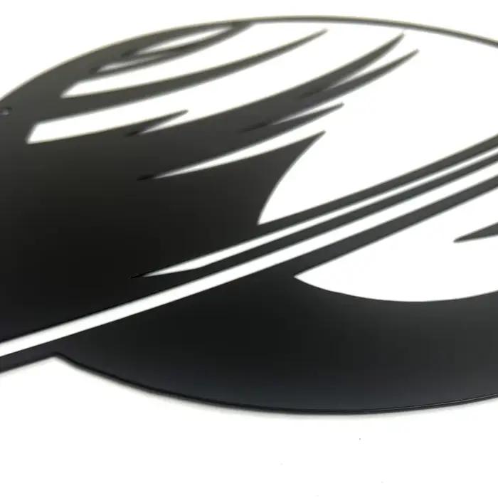 Silhouette de planète noire en métal pour décoration murale