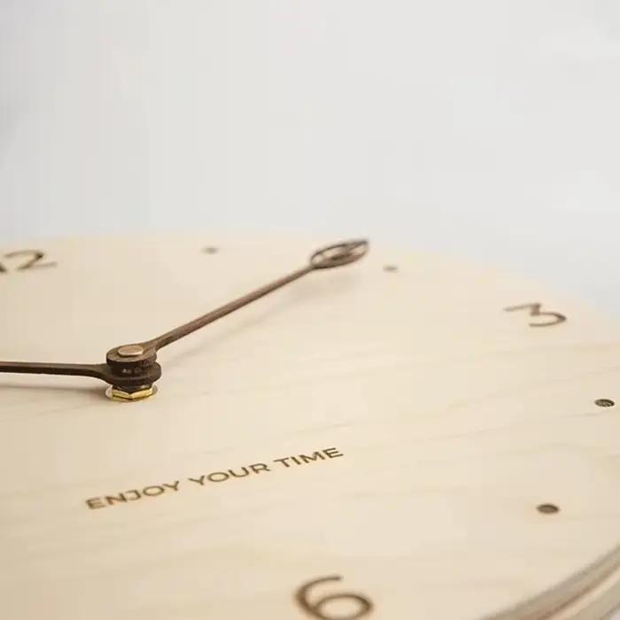 Horloge murale nordique en bois