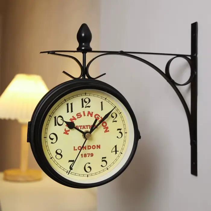 Horloge murale double face en métal