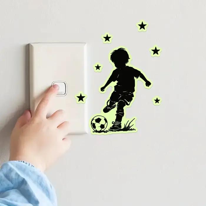 Autocollant mural lumineux en forme de garçon jouant au football, pour décoration de chambre d'enfan