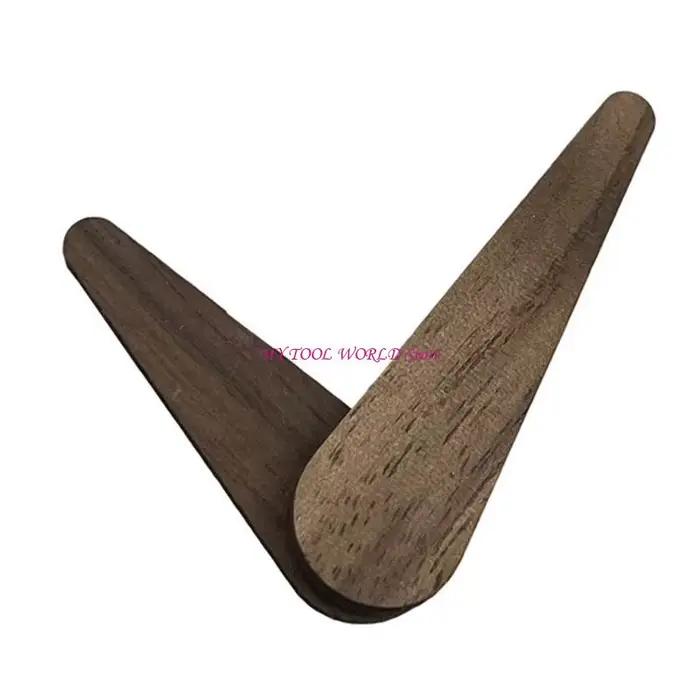 Réparation mécanismes mouvement l'horloge murale avec les mains du bois pour les décors maison faisant A2BB