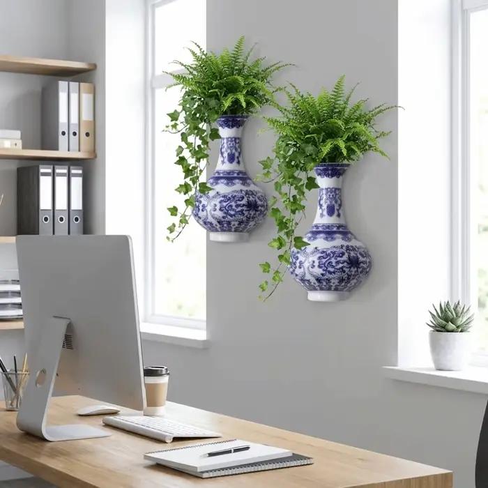 Vase mural en céramique bleu et blanc