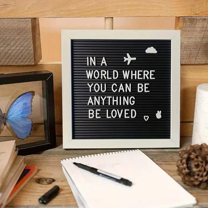 Tableau de messages en bois multifonctionnel avec symboles interchangeables
