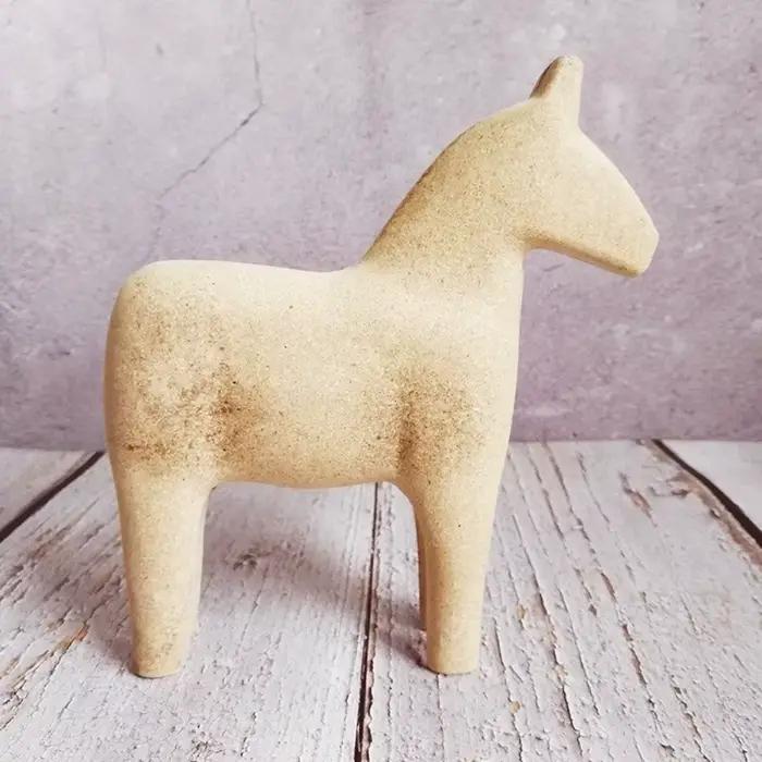 Cheval en bois fait à la main