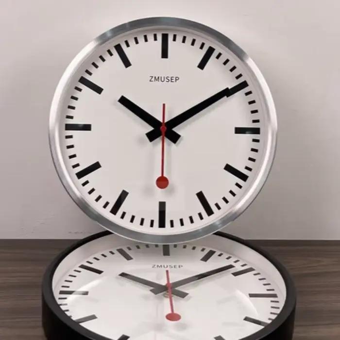 Horloge murale en métal de luxe