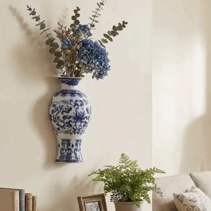 Vase mural en céramique bleu et blanc