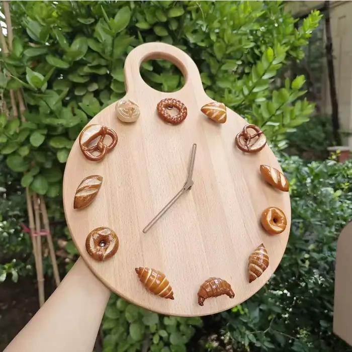 Horloge de cuisine silencieuse en bois sur le thème de la cuisson du pain