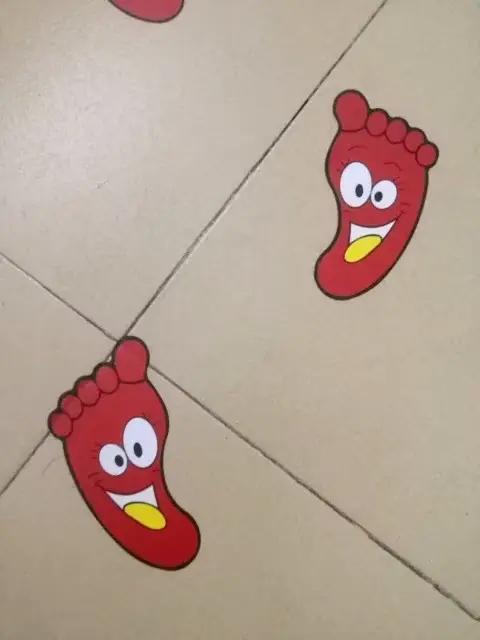 3 feuilles de petits pieds pour autocollant