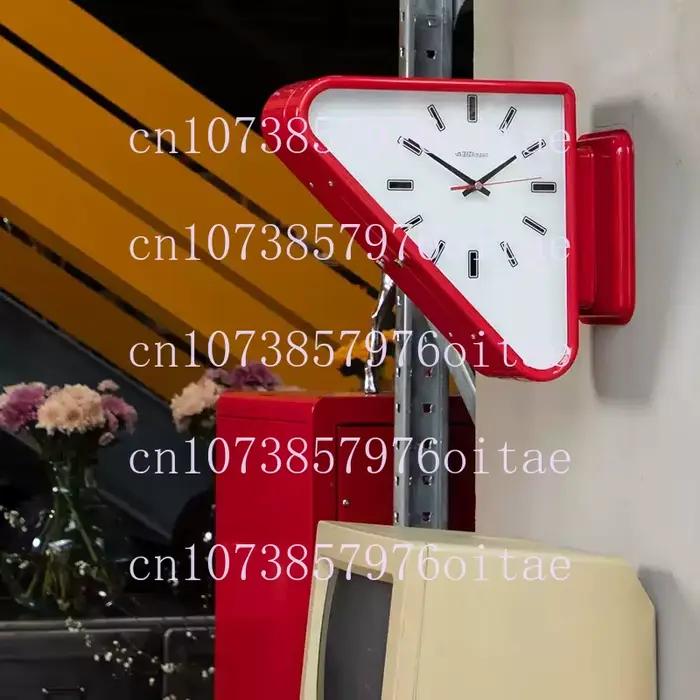 Horloge murale triangulaire double face en métal