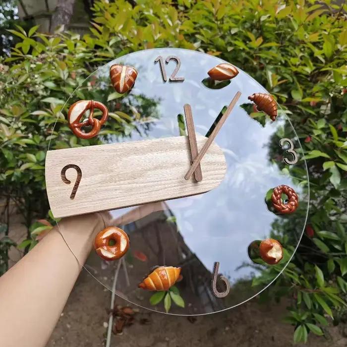 Horloge de cuisine silencieuse en bois sur le thème de la cuisson du pain
