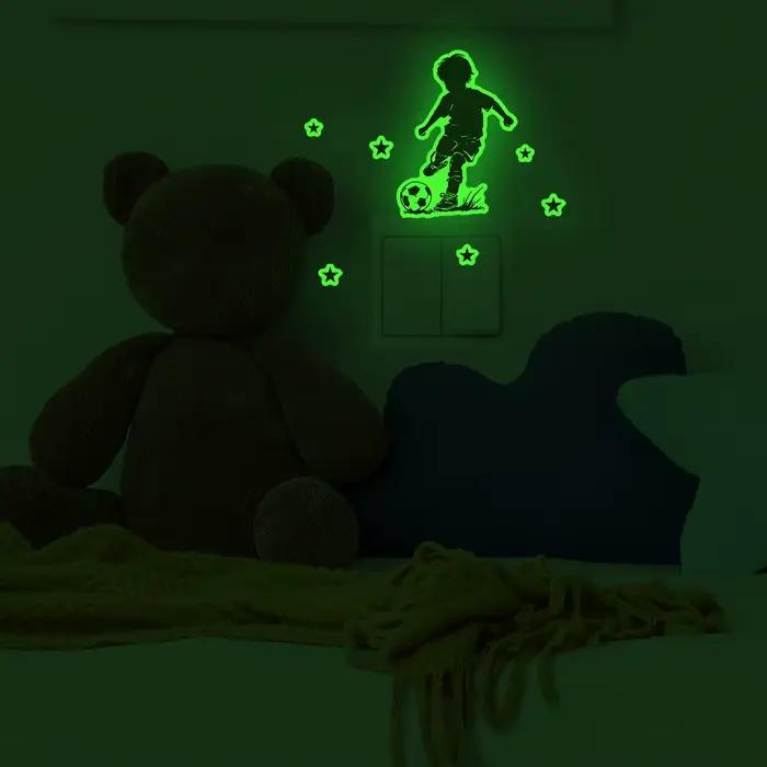 Autocollant mural lumineux en forme de garçon jouant au football