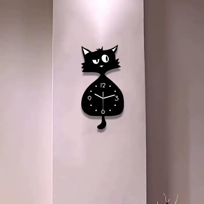 Horloge murale de chat de dessin animé intéressante avec fonction de balançoire arrière