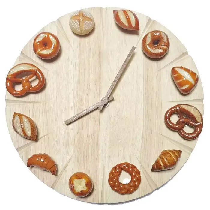 Horloge de cuisine silencieuse en bois sur le thème de la cuisson du pain