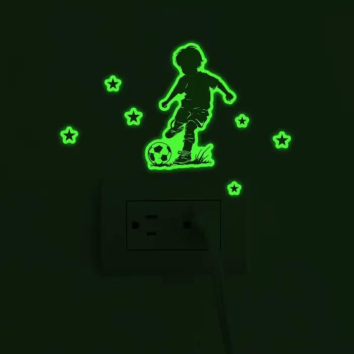 Autocollant mural lumineux en forme de garçon jouant au football