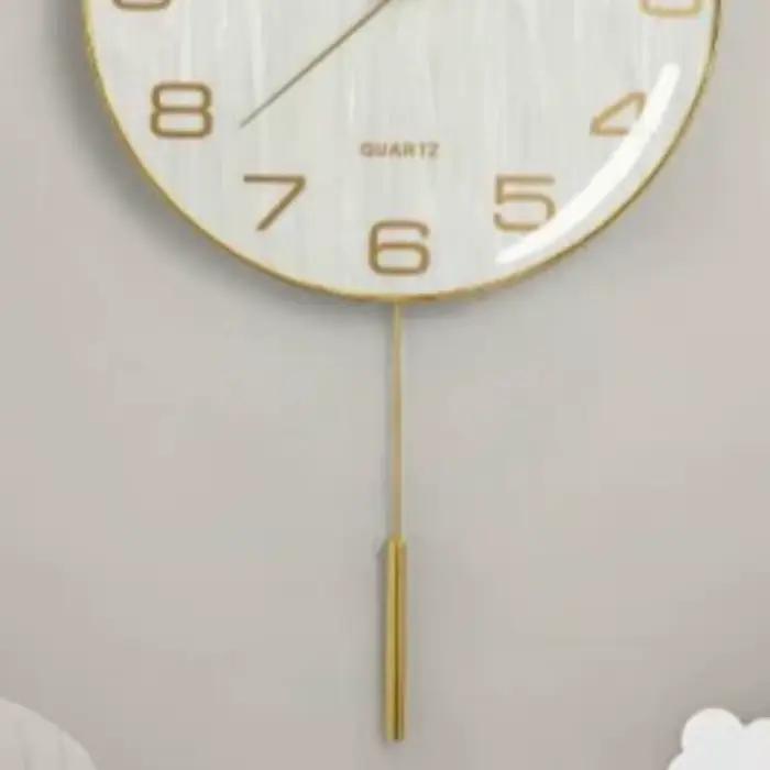 Horloge murale en verre chic