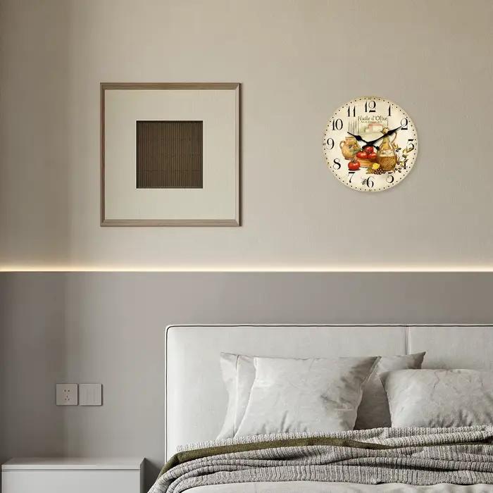 Horloge murale en bois vintage motif huile d'olive et tomate