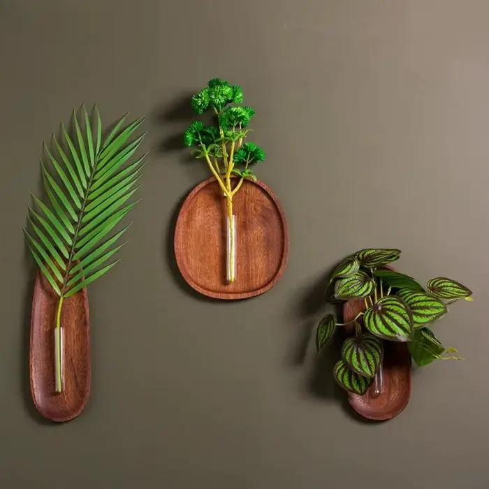 Vase mural européen en bois
