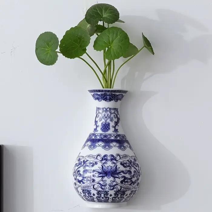 Vase mural en céramique bleu et blanc