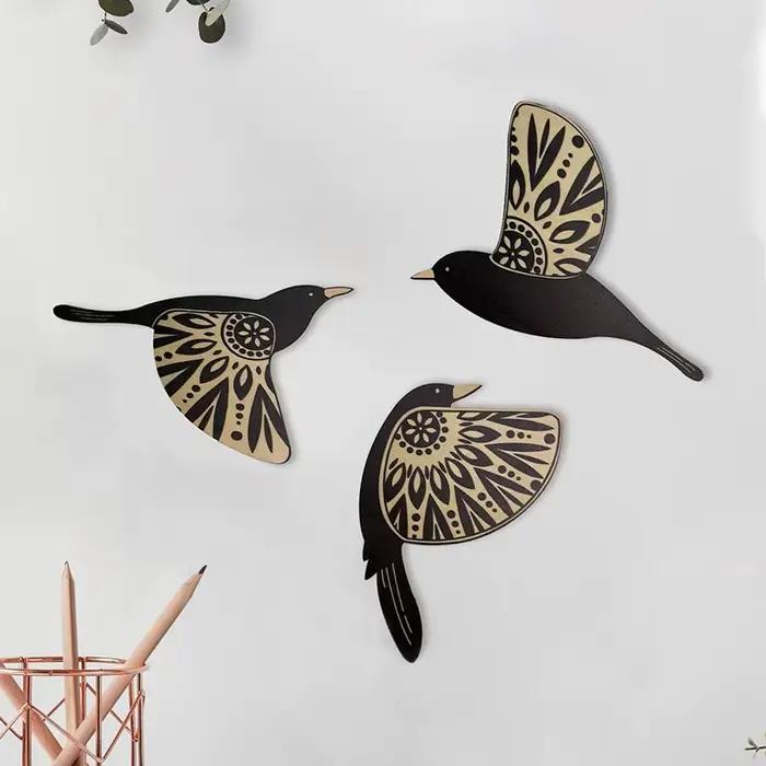 Décoration murale en bois d'oiseau noir